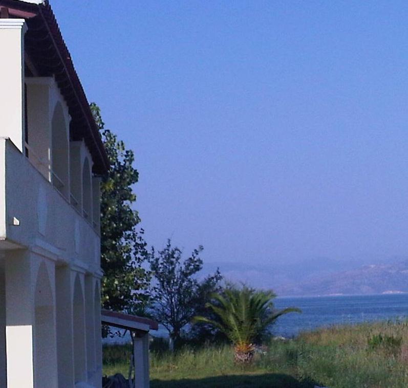 Virginia'S Beachfront Apartments กาวอส ภายนอก รูปภาพ